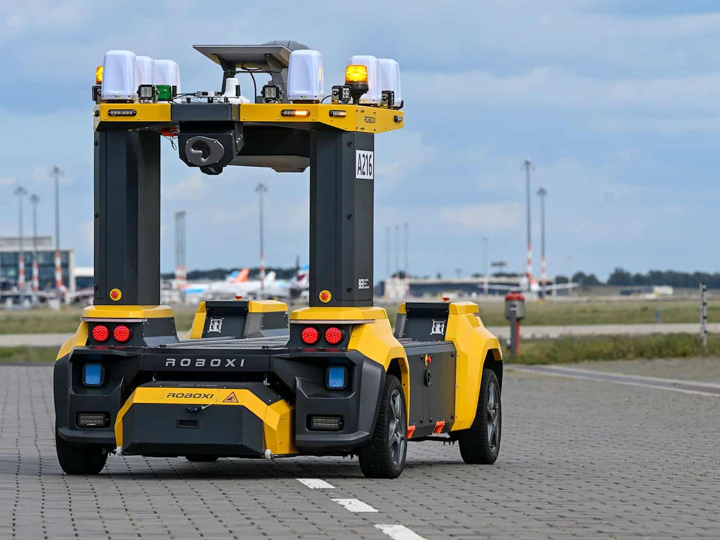 Roboter-Auto «Roboxi» prüft Vorfeld und Startbahnen am BER