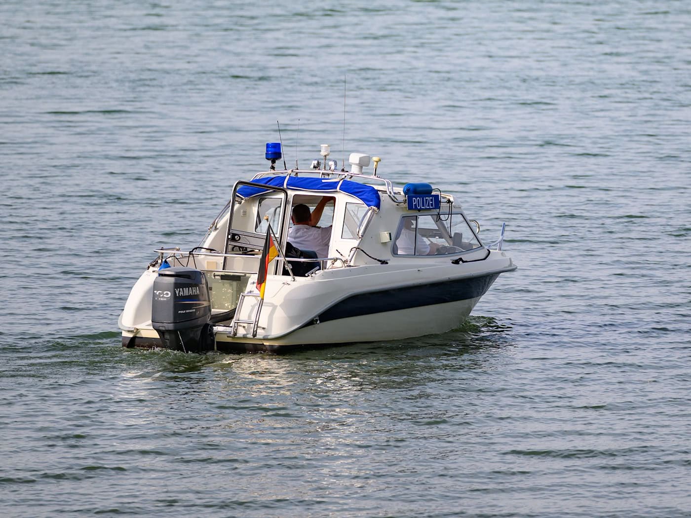 Ruderboot kippt um - Neun Menschen gehen über Bord