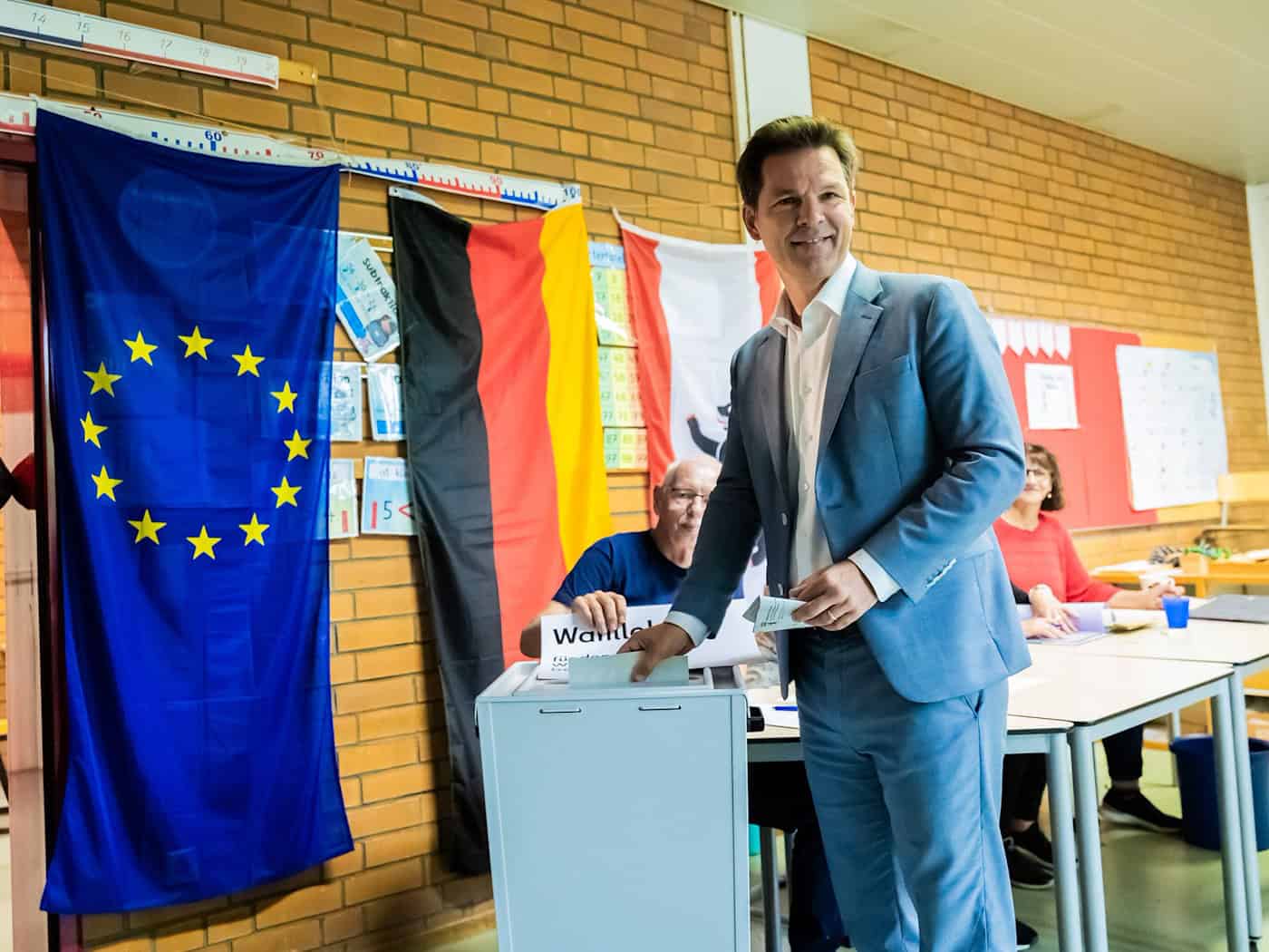 SPD-Spitzenkandidat Steffen Krach gibt in Tempelhof-Schöneberg seine Stimme ab – Ermittlungen in Hannover