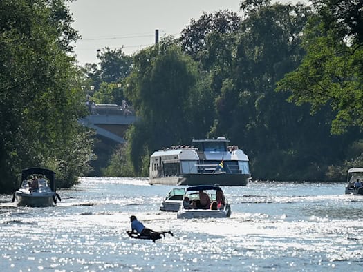 Sportboot sinkt nach Kollision mit Passagierschiff