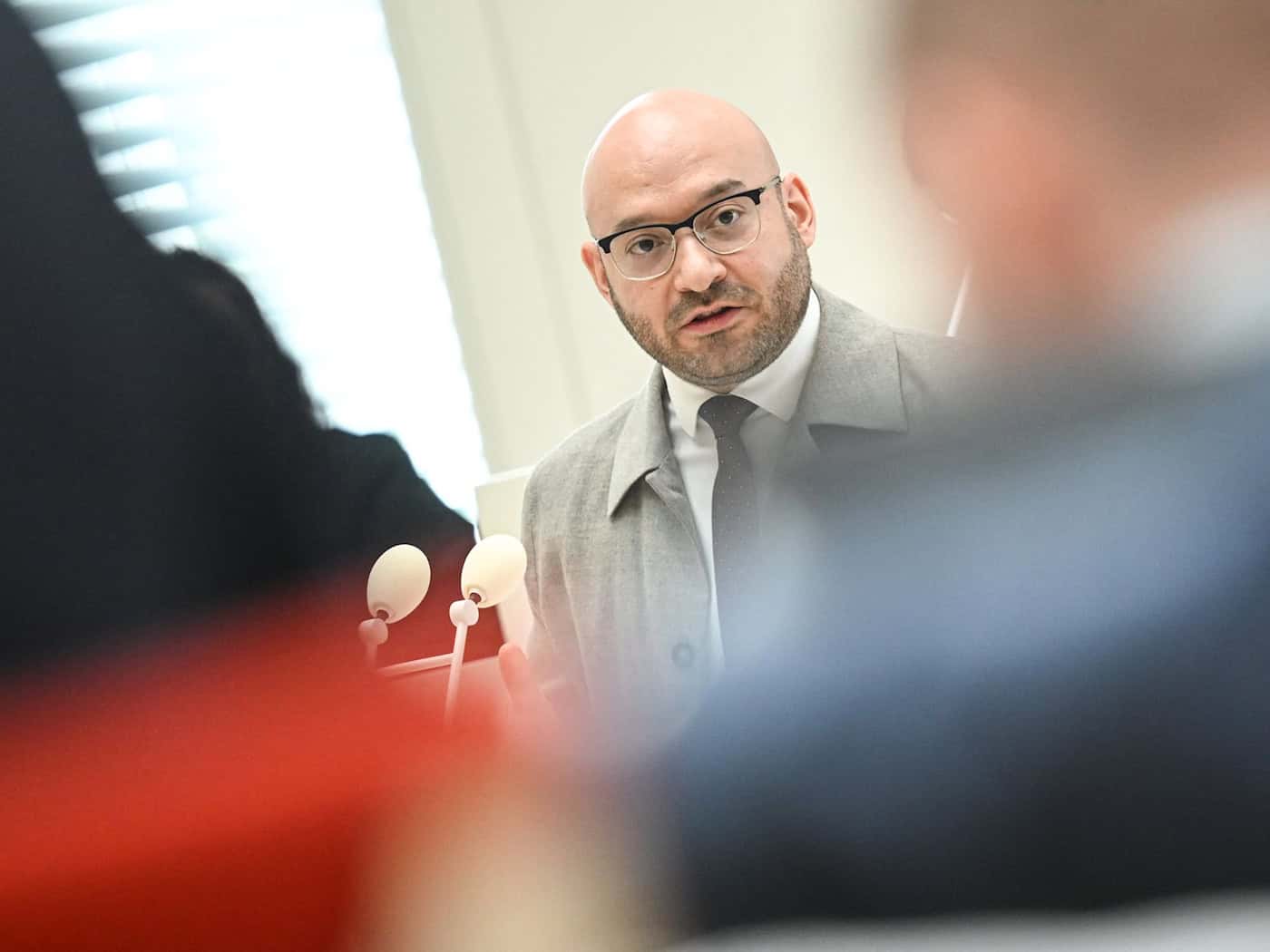 Streit um Geburtskliniken: Minister weist Kritik zurück