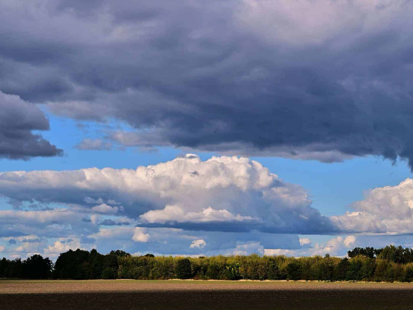 Wolken und etwas Regen erwartet
