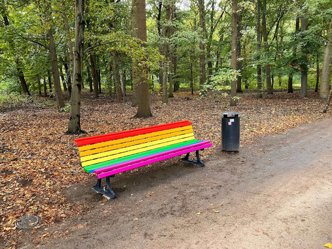Zerstörte Regenbogenbank wieder aufgestellt