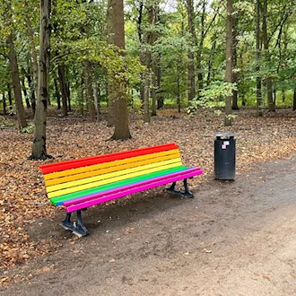 Zerstörte Regenbogenbank wieder aufgestellt