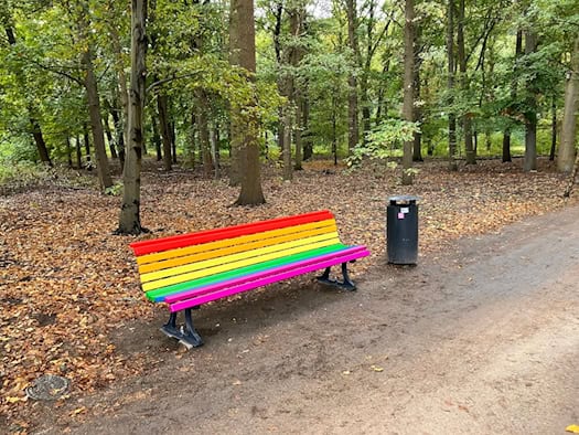 Zerstörte Regenbogenbank wieder aufgestellt