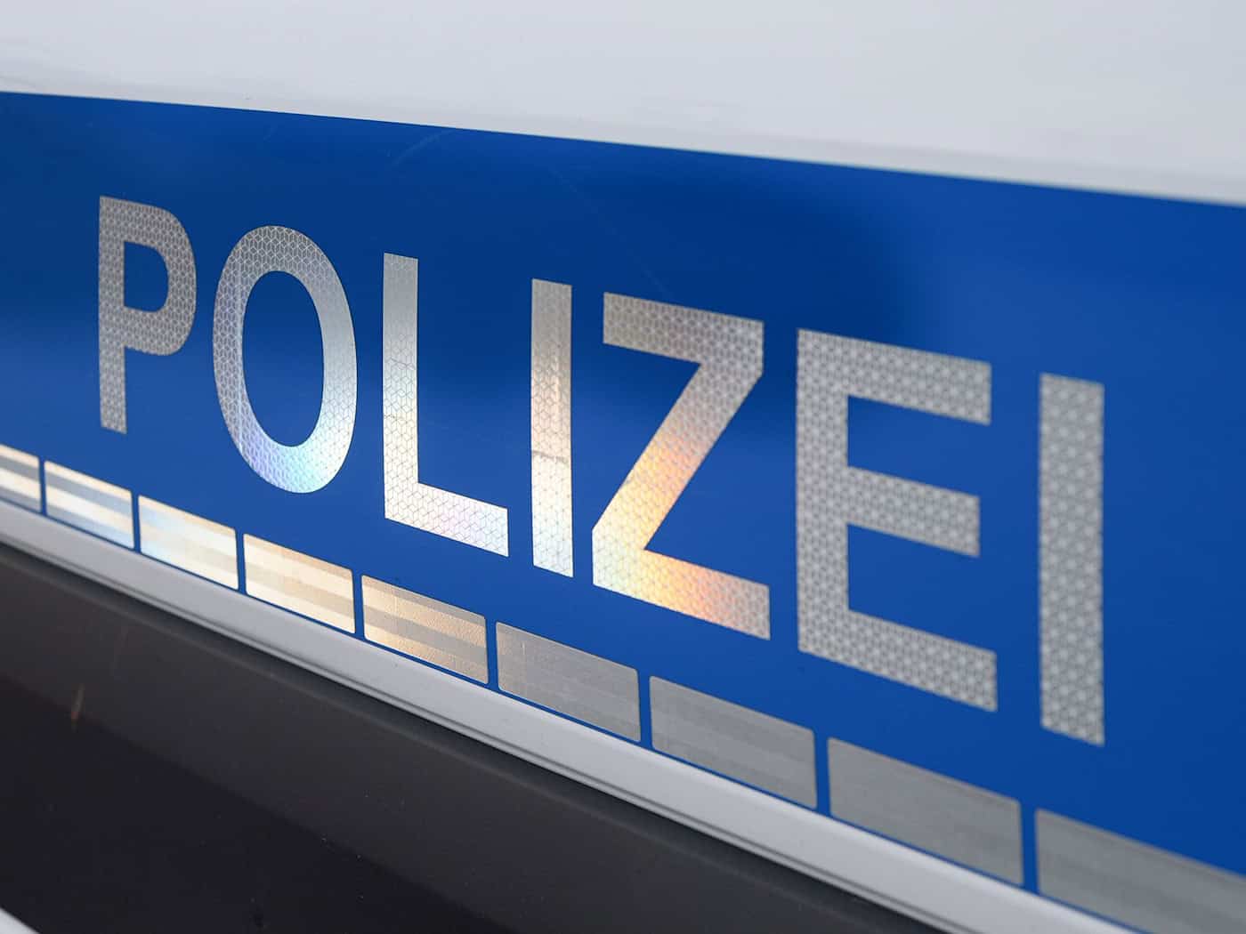 Zwei Verletzte bei Unfall auf A10 – Auto gerät in Brand