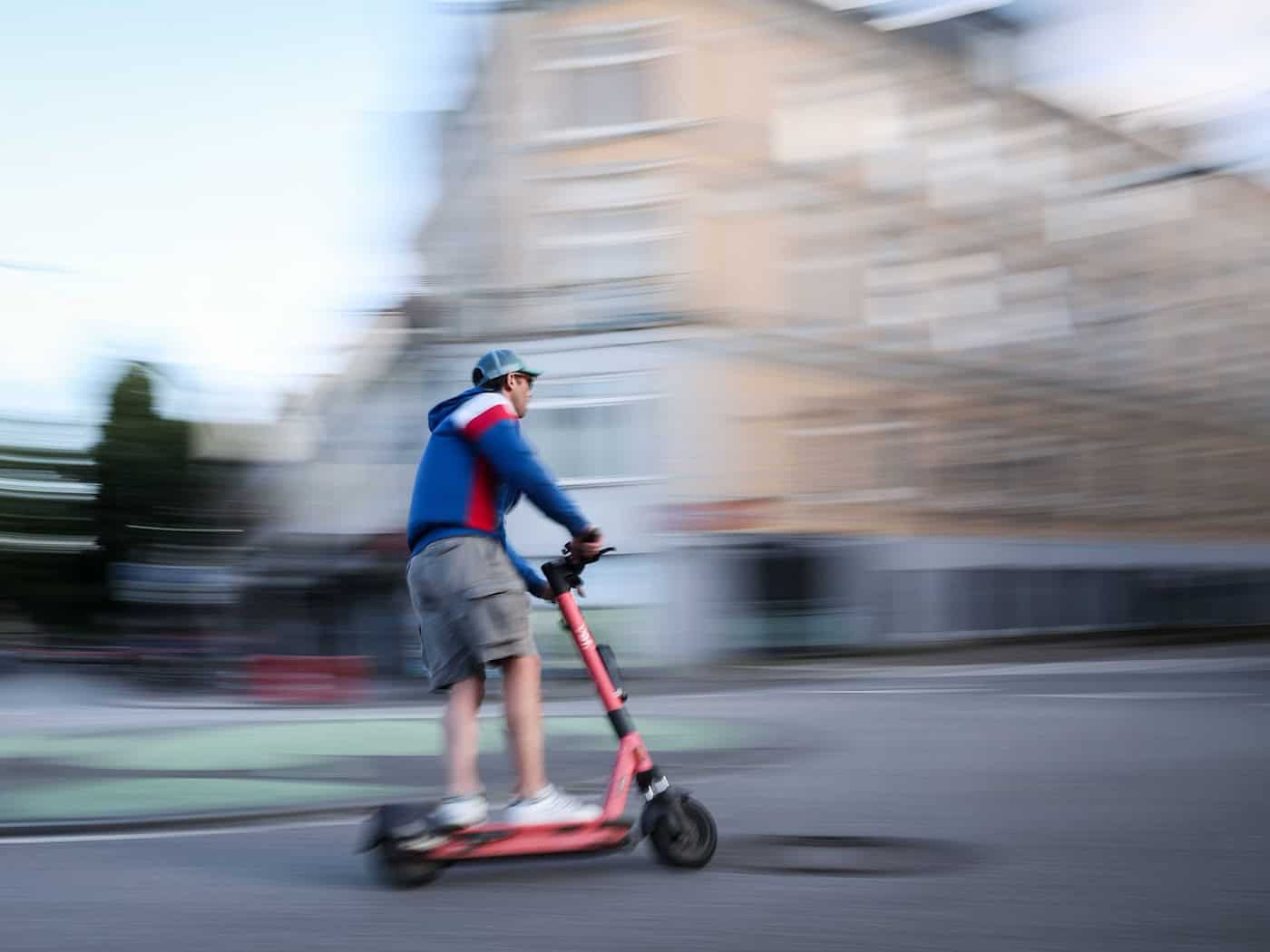 15-Jährige fliehen auf E-Scootern vor Polizeikontrolle