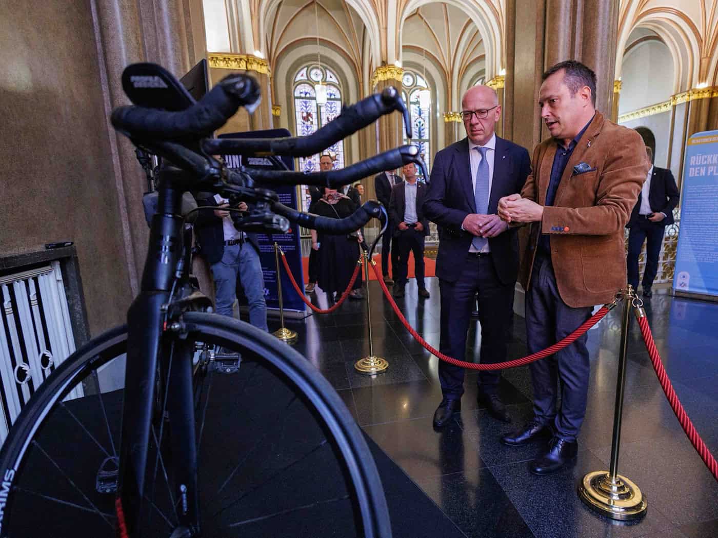 Ausstellung im Rathaus erinnert an Opfer des Hamas-Terrors