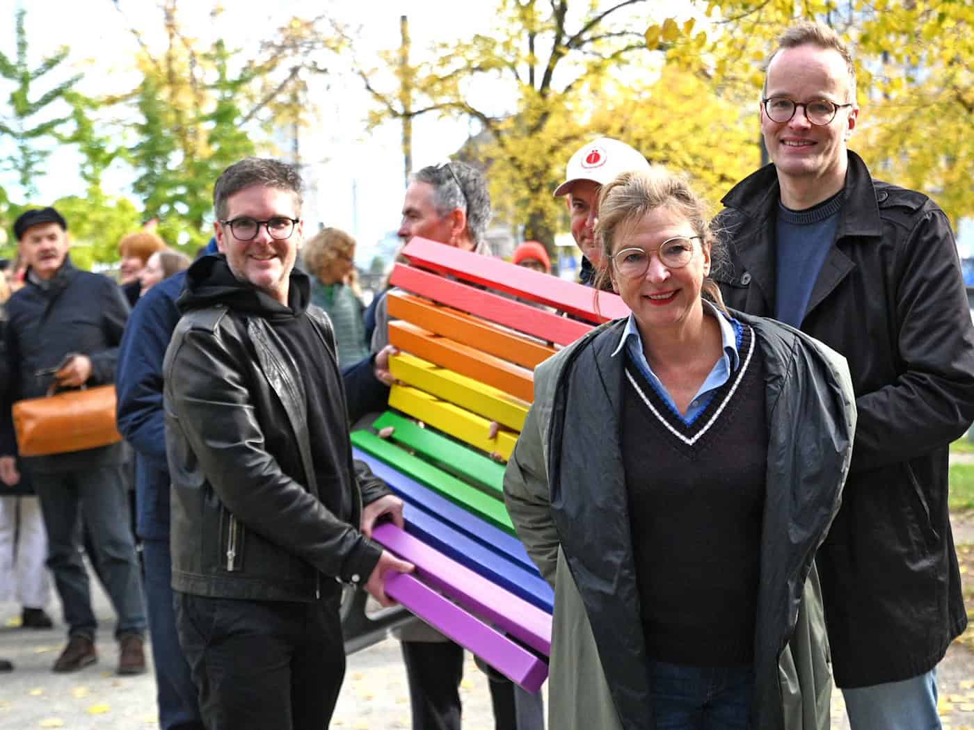 Berliner Kulturhäuser stellen Regenbogenbänke auf