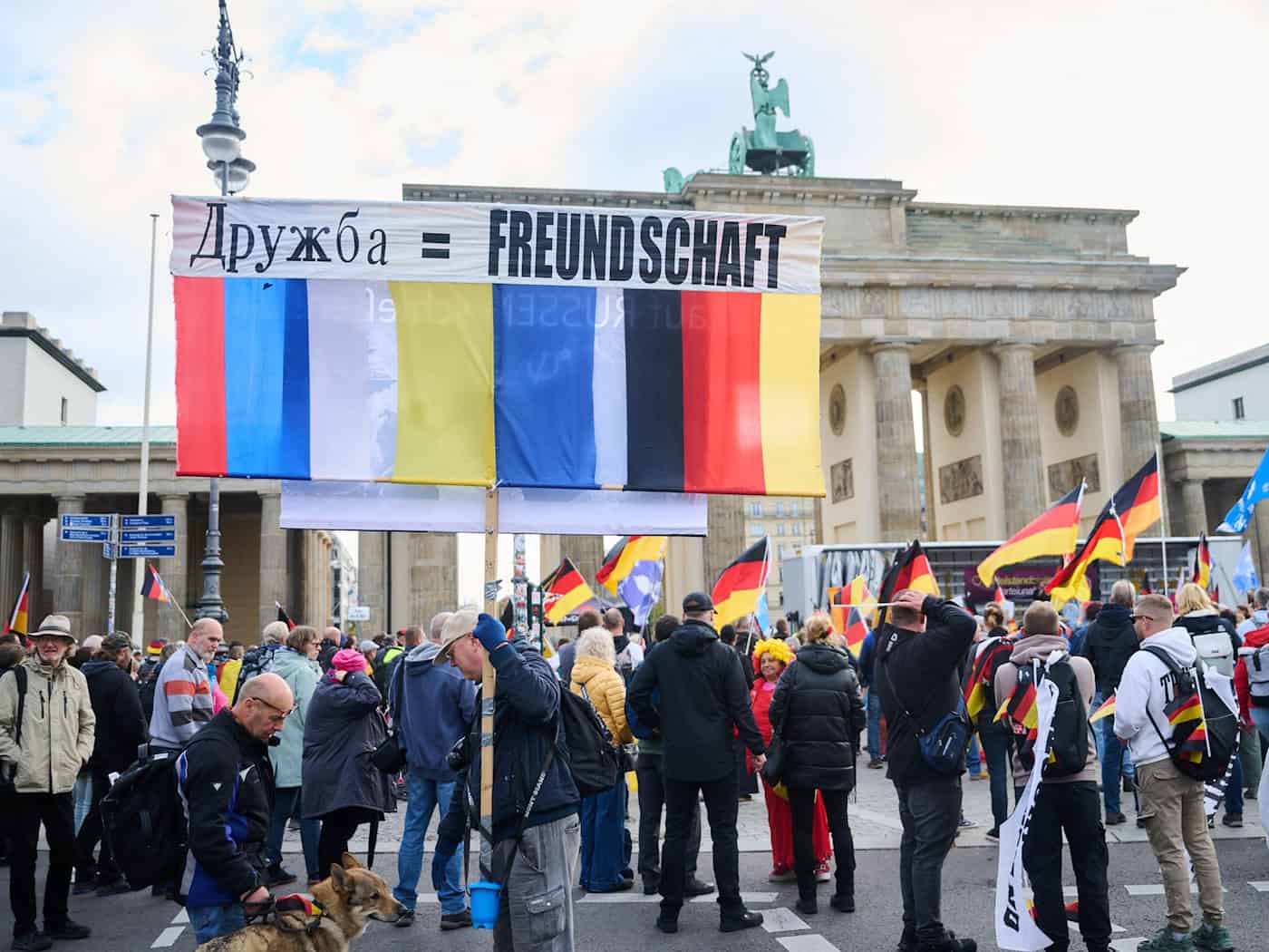 Demonstranten ziehen durch Berlin: «Die Regierung muss weg»