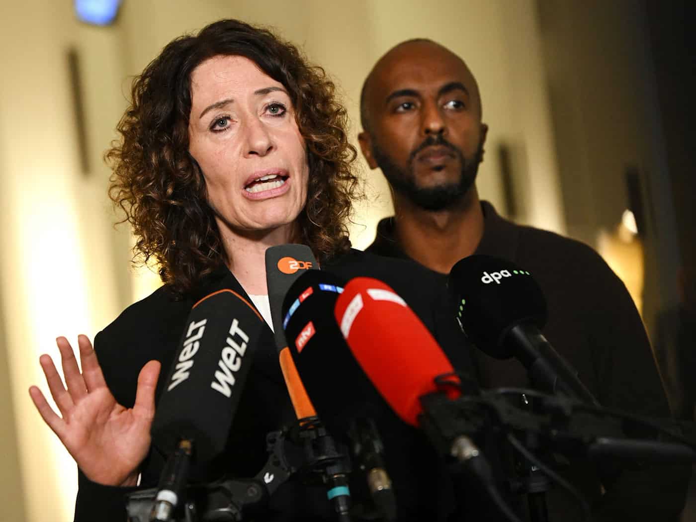 Berliner Grüne solidarisieren sich mit Linken-Wahlsiegerin Elif Eralp und fordern Schutz