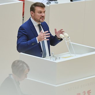 Haushaltsausschuss ebnet Weg für millionenschwere höhere Beamtenbesoldung in Brandenburg