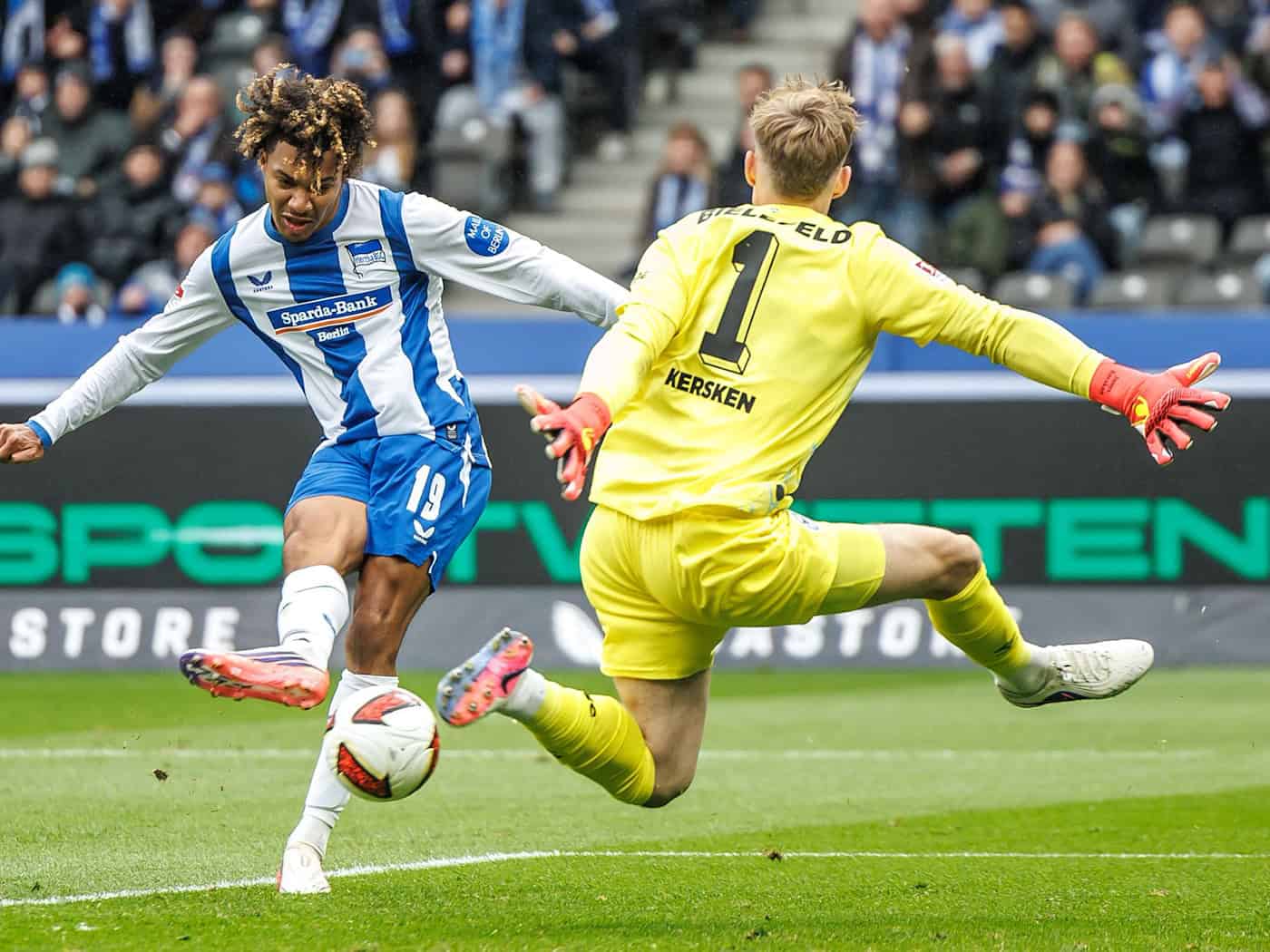 Hertha bleibt Spitzenreiter – Brekalo verwandelt Last-Minute-Elfmeter gegen Bielefeld