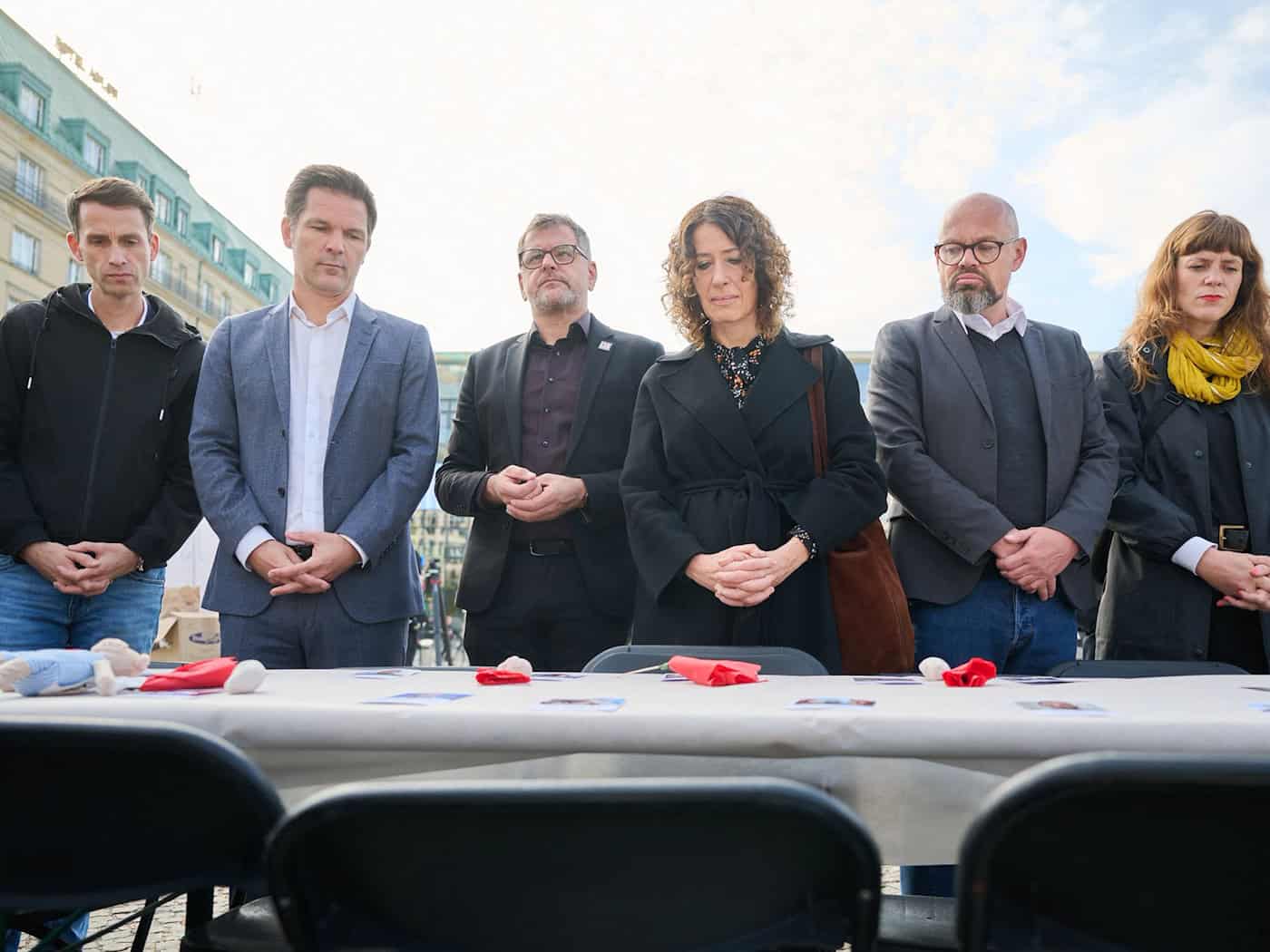 Leere Stühle erinnern an Opfer – Spitzenpolitiker gedenken