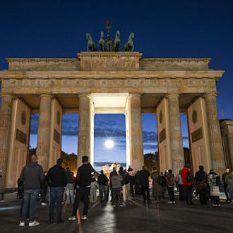 Neues Licht am Brandenburger Tor in Berlin: Mondleuchte als Übergang bei LED-Modernisierung