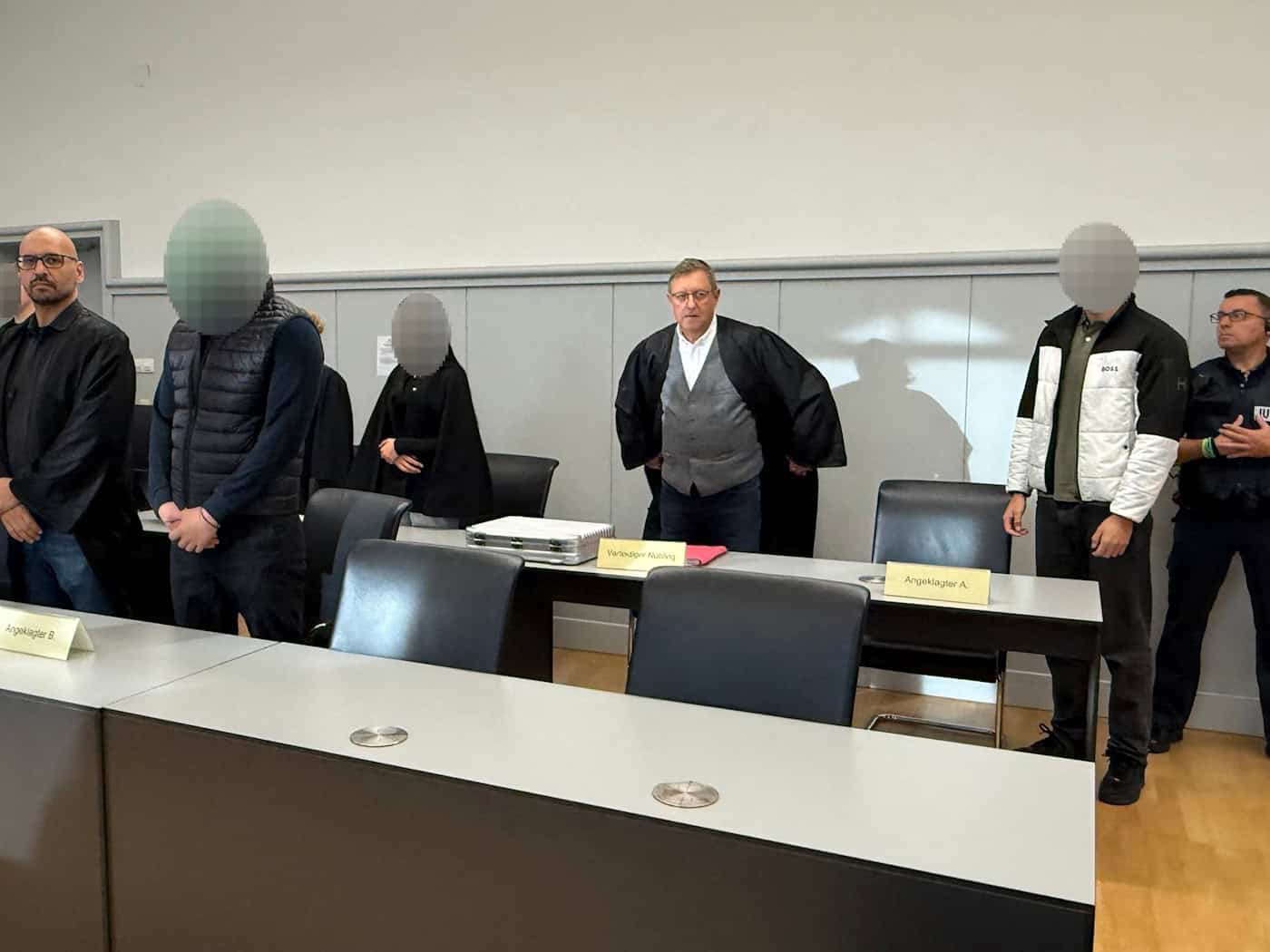 Geldstrafen und Arbeitsstunden für Bauschaum-Attacken