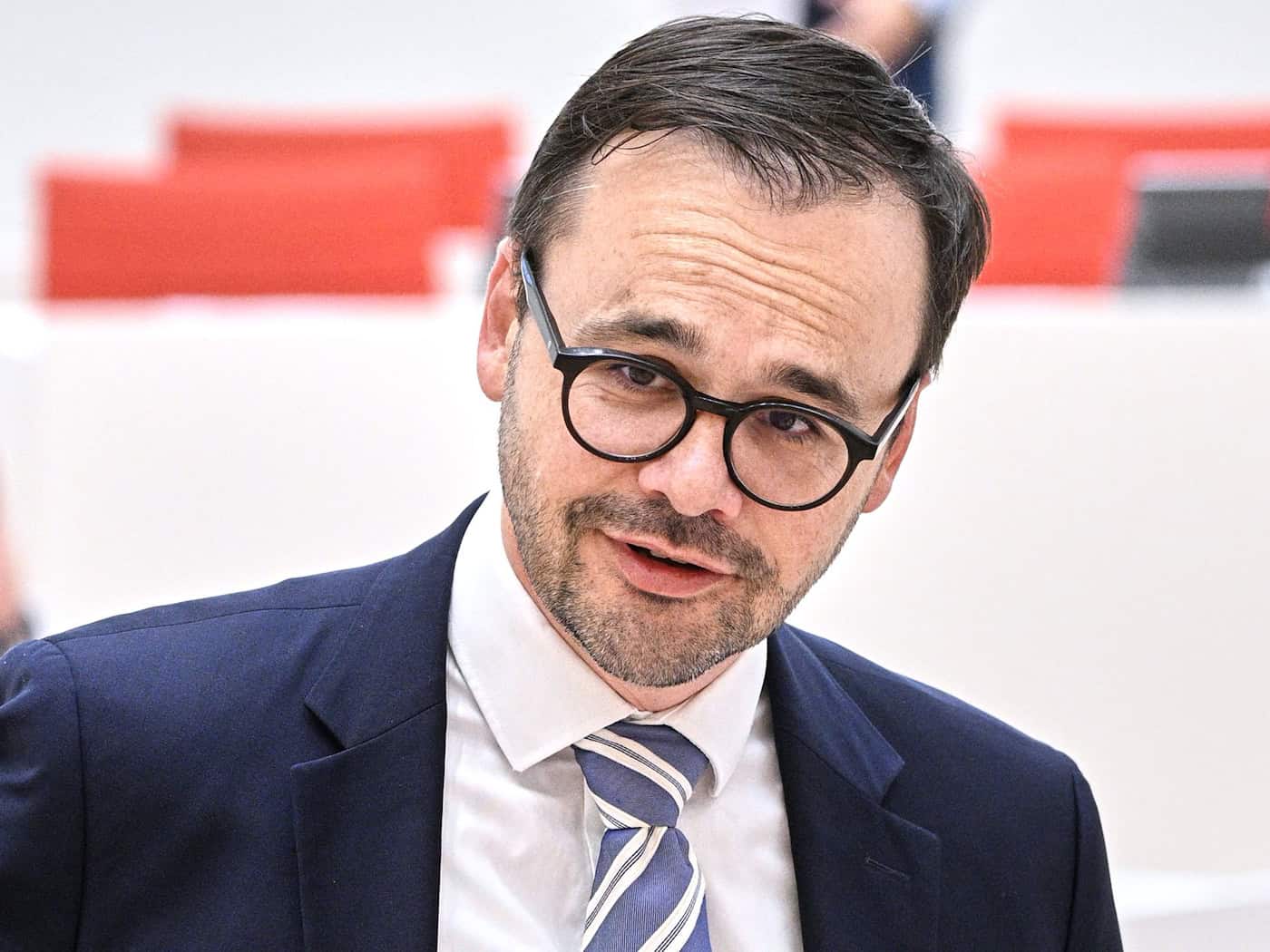 Polizei geht zu Verdächtigen von Schulattacke nach Hause