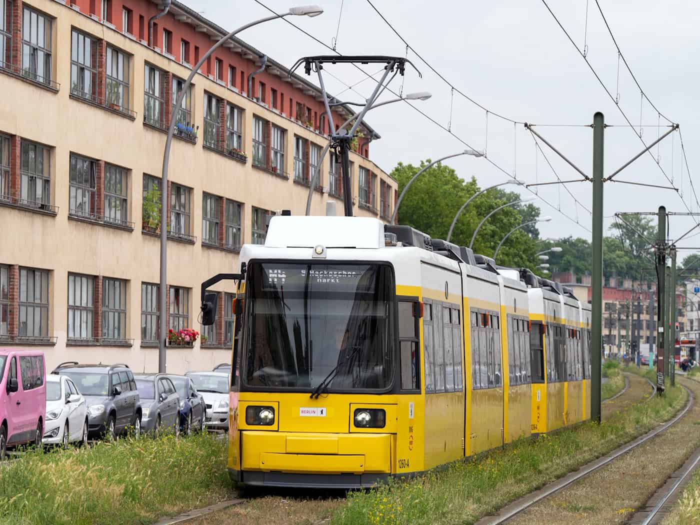 Wagen bei Unfall in Weißensee auf Straßenbahngleise geraten und ausgebrannt