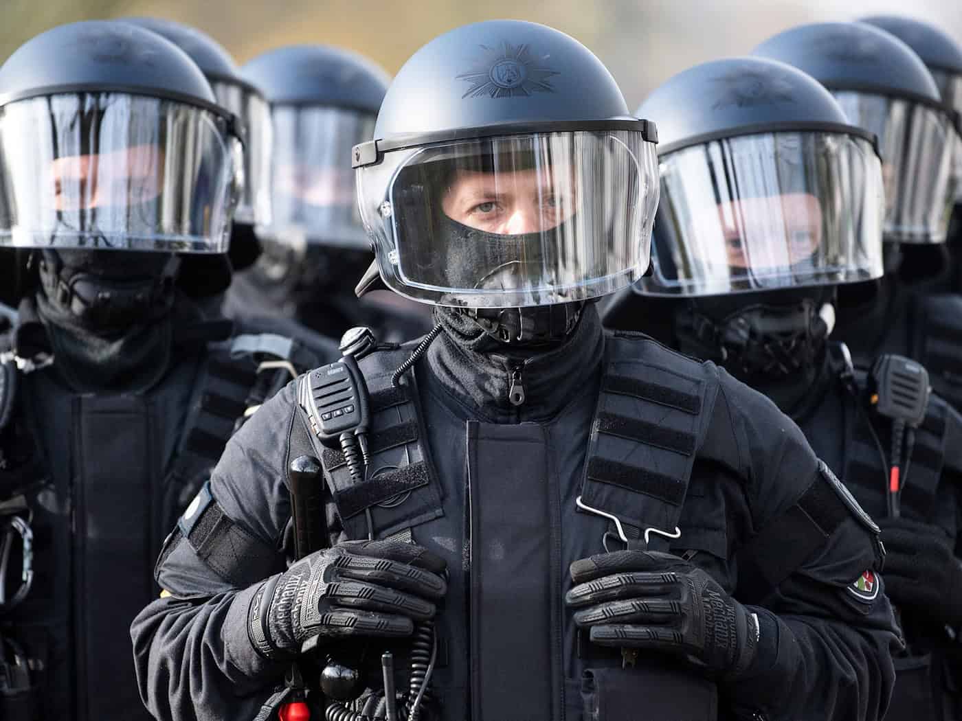 Rund 550 Polizisten proben den Einsatz an Fußballspieltagen