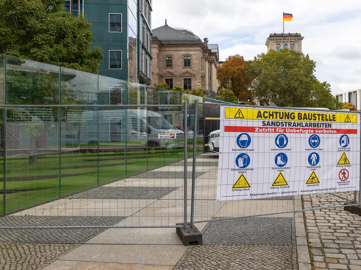 Rutschgefahr! Grundgesetz-Kunstwerk mit Brettern bedeckt