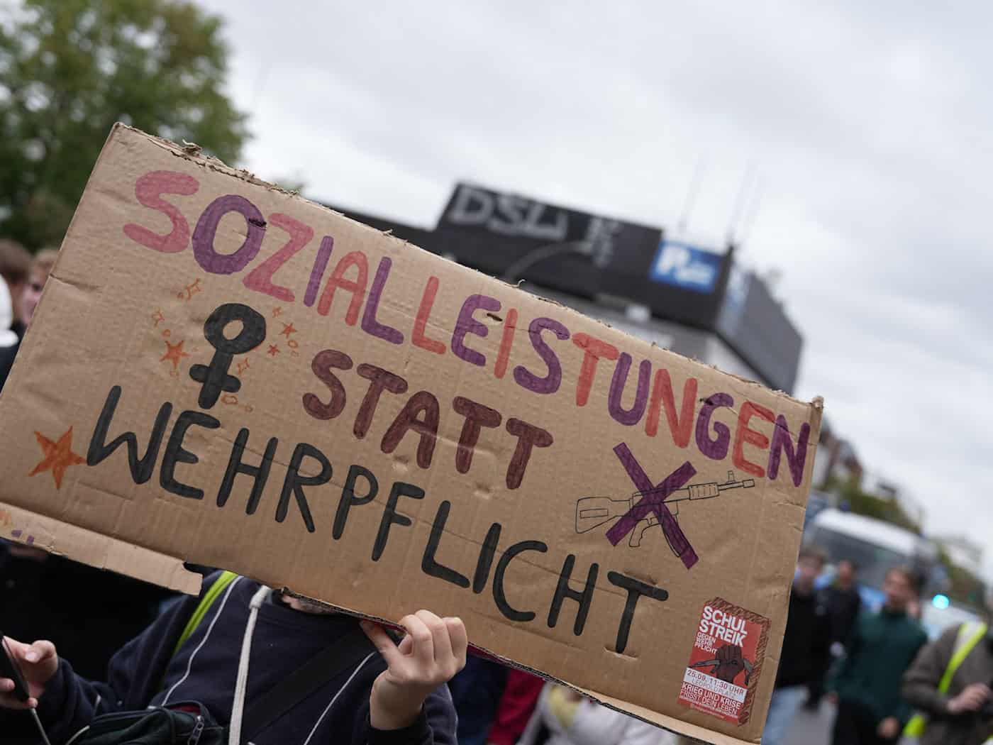 Rund 50 Schülerinnen und Schüler blockieren Eingänge an Gymnasium in Berlin-Friedrichshain – Polizei: Protest friedlich