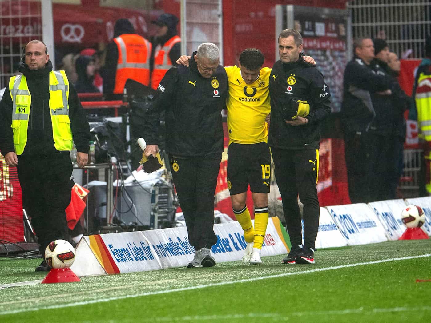Dortmund nur 0:0 in Berlin - dritte Partie ohne Sieg, Karetsas verletzt