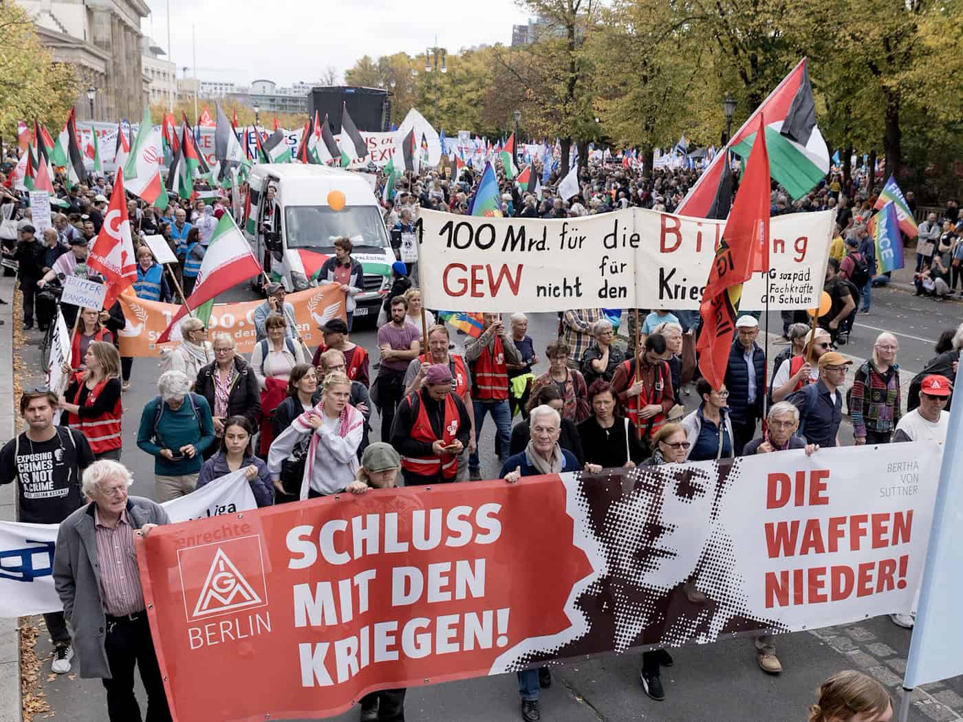 Tausende demonstrieren gegen Aufrüstung und Wehrpflicht
