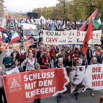 Tausende demonstrieren gegen Aufrüstung und Wehrpflicht