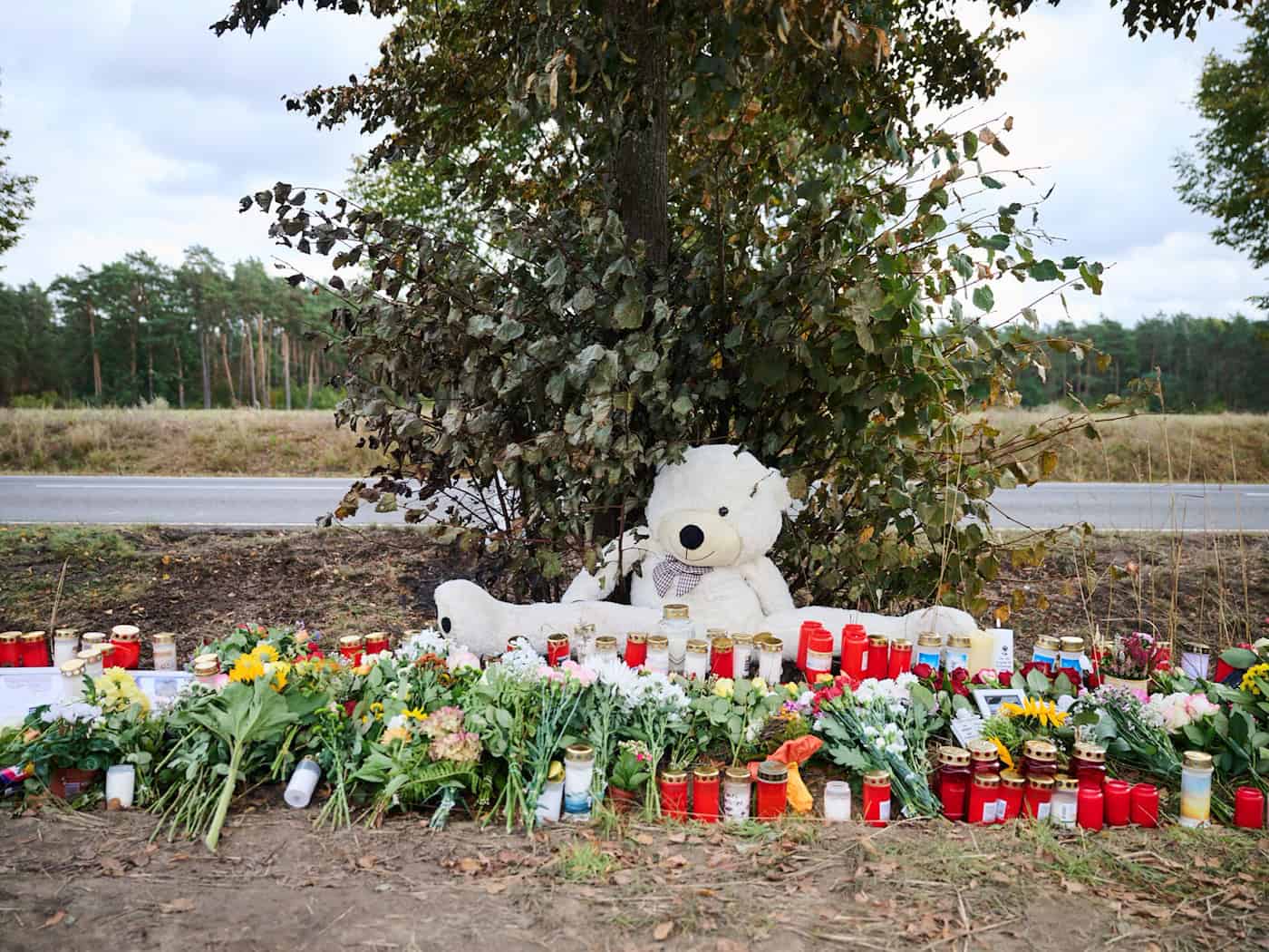Tod von Mopedfahrern: Menschen halten am Unfallort inne