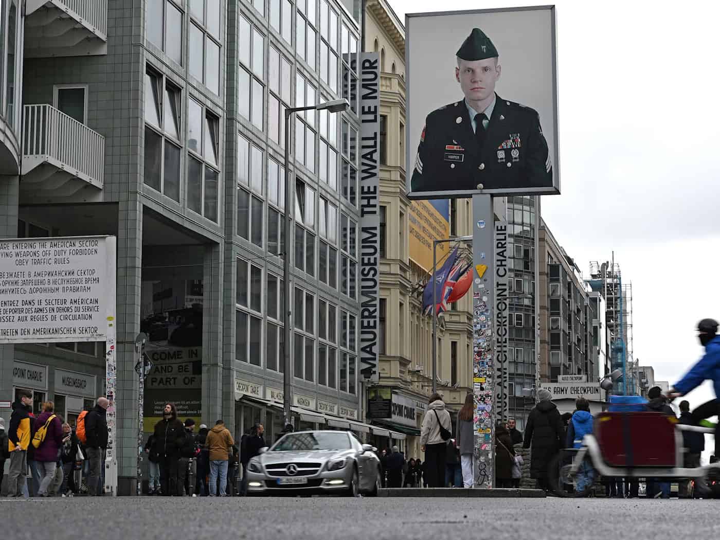 Überreste der DDR-Grenzübergangsstelle bei Grabungen am Checkpoint Charlie in Berlin entdeckt