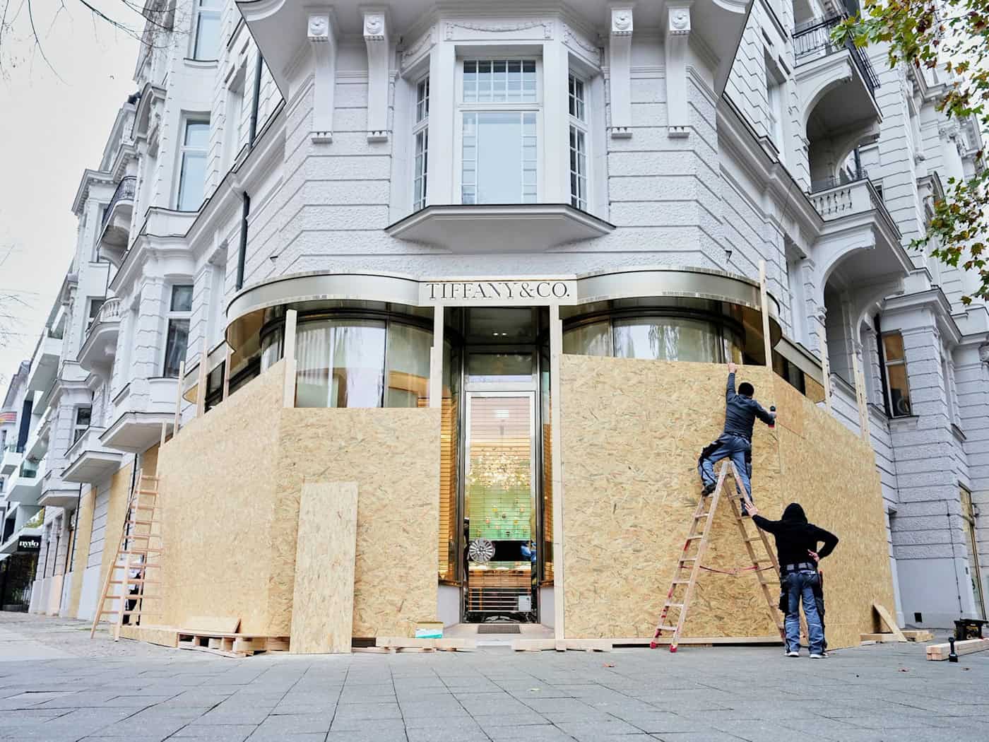 Vorsichtsmaßnahme: Läden am Ku'damm schützen Schaufenster