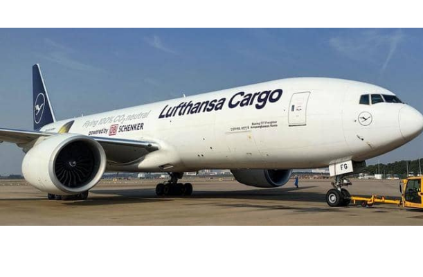 DB Schenker und Lufthansa Cargo begrüßen Lenovo auf ihren CO2-neutralen Frachtflügen