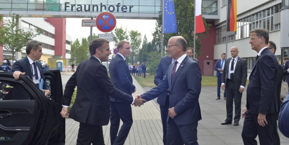Fraunhofer IPMS: Macron and Steinmeier visit Fraunhofer in Dresden