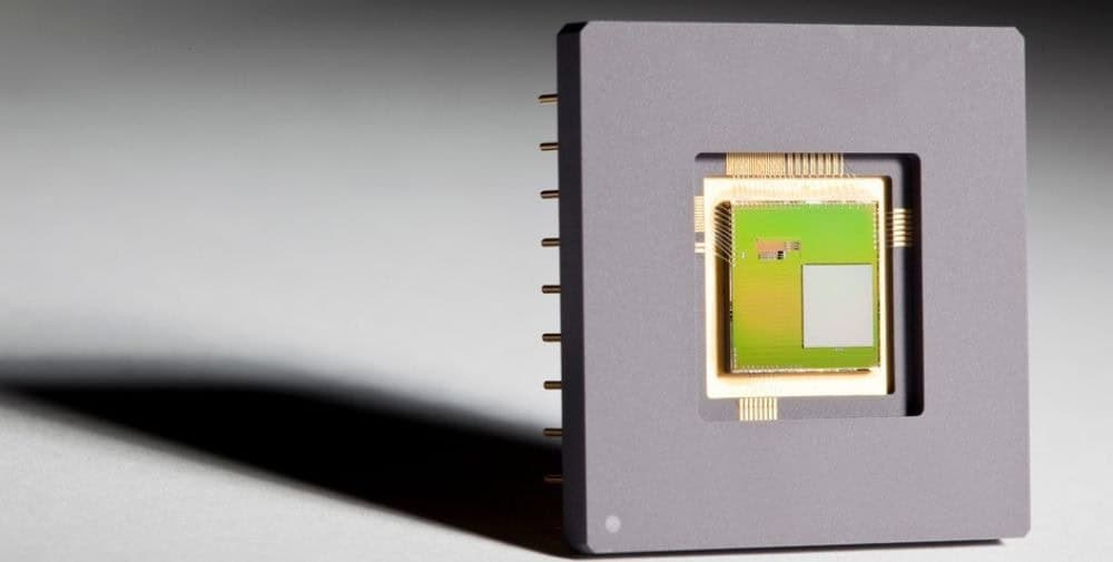 Fraunhofer IPMS: Qubits unter Kontrolle – Skalierbare Technologie für Quantencomputer durch Flächenlichtmodulatoren