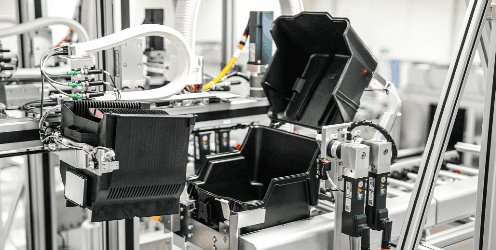 Fabmatics stellt Box Opening Transfer Unit für boxbasierte 200‑mm‑Halbleiterfabriken vor