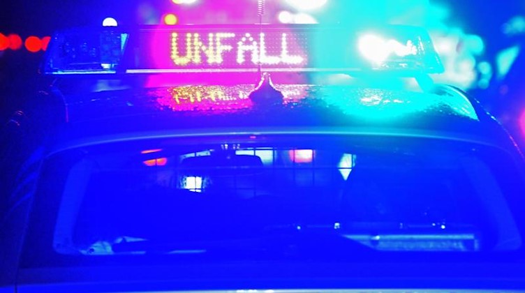 Blaulicht und der LED- Schriftzug «Unfall» auf einem Polizeistreifenwagen. Foto: Stefan Puchner/dpa/Archivbild