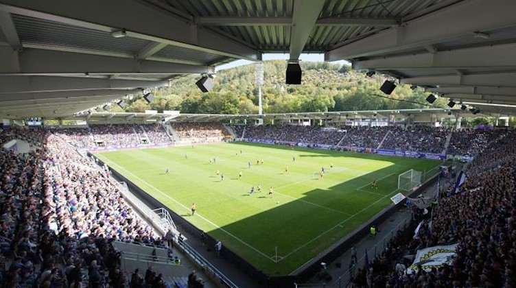 Im Erzgebirgsstadion findet ein Fußballspiel statt. Foto: Sebastian Kahnert/dpa-Zentrabild/dpa/Archivbild