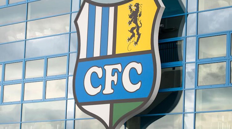 Außenansicht des Stadions des Chemnitzer FC mit dem Logo des Vereins an der Fassade. Foto: Thomas Eisenhuth/zb/dpa/Archivbild