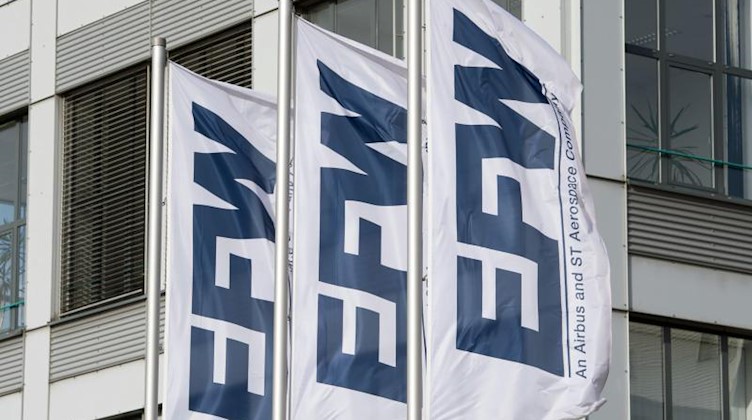 Fahnen mit dem Logo der EFW Elbe Flugzeugwerke Gmbh. Foto: Sebastian Kahnert/dpa-Zentralbild/dpa