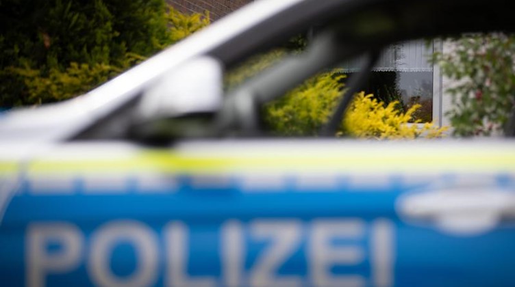 Ein Polizeifahrzeug steht vor einem Haus. Foto: Friso Gentsch/dpa