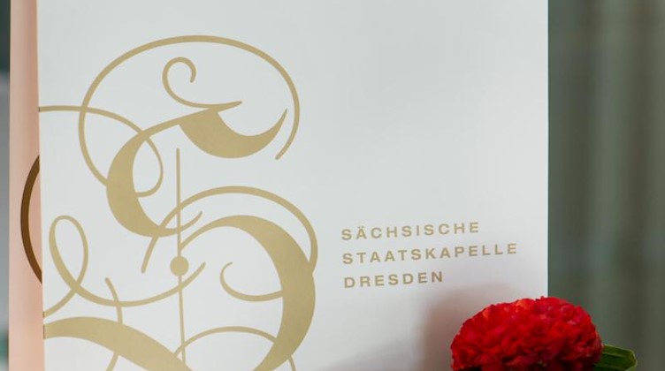 Eine Tragetasche und ein Konzertplan der Sächsischen Staatskapelle bei einer Jahrespressekonferenz. Foto: Arno Burgi/dpa-Zentralbild/dpa/Archivbild