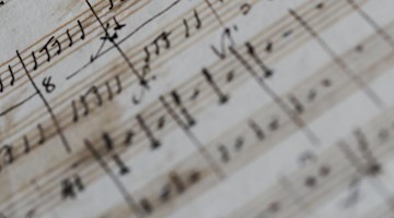 Musiknoten sind zu sehen. Foto: Arne Dedert/dpa/Archivbild