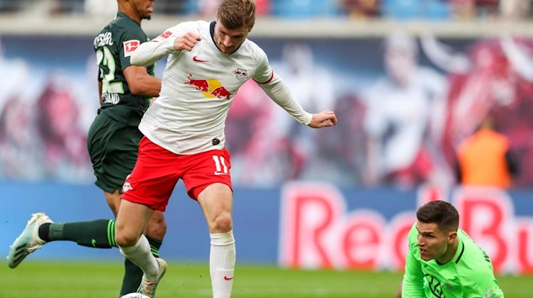 Leipzigs Timo Werner (M.) erzielt gegen Wolfsburgs Torwart Pavao Pervan und Marcel Tisserand das 1:0. Foto: Jan Woitas/dpa-Zentralbild/dpa