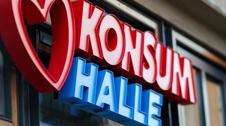 Das Logo des Konsum Leipzig hängt über einem neuen Konsum in Halle. Foto: Jan Woitas/dpa-Zentralbild/dpa