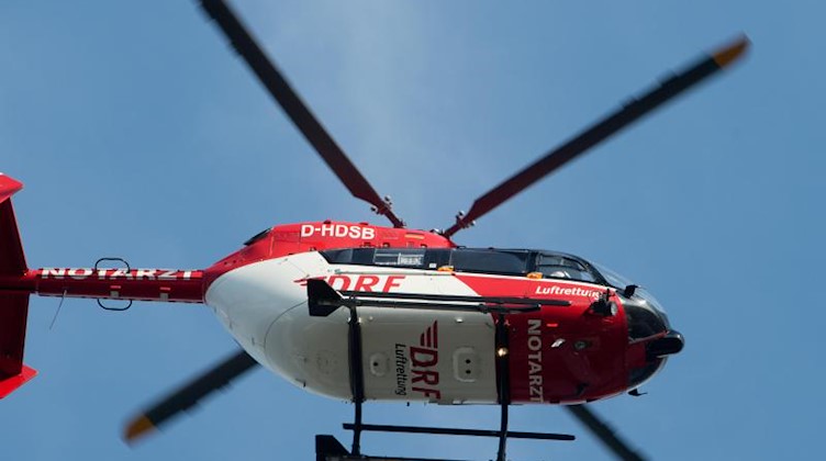 Ein Hubschrauber fliegt über einen Flugplatz. Foto: Stefan Sauer/zb/dpa