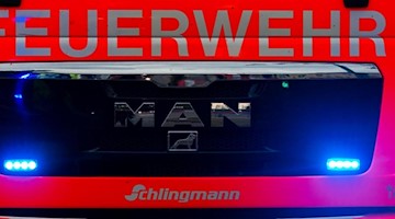 Blaulichter an einem Einsatzwagen der Feuerwehr leuchten. Foto: Mohssen Assanimoghaddam/dpa/Archivbild