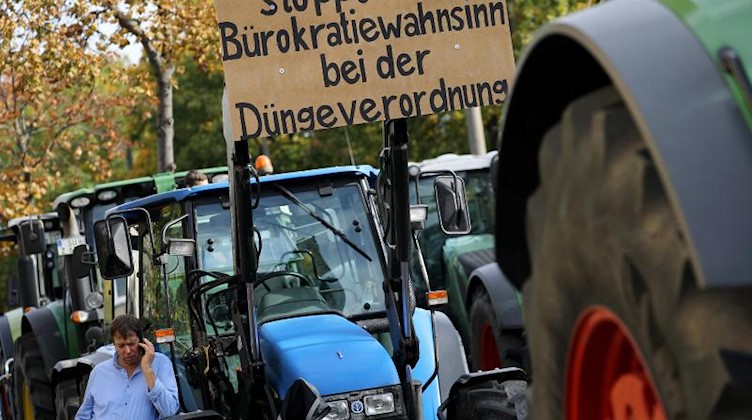 Bauern demonstrieren mit Transparenten mit der Aufschrift "Stoppt den Bürokratiewahnsinn bei der Düngeverordnung". Foto: Oliver Berg/dpa/Archivbild