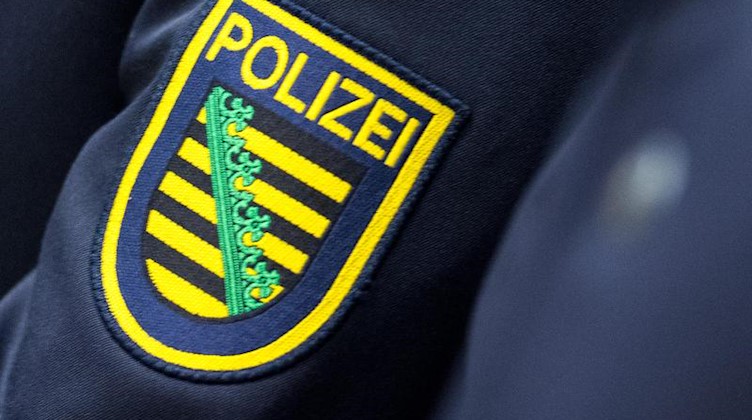 Das Wappen der sächsischen Polizei. Foto: Monika Skolimowska/zb/dpa/Archivbild
