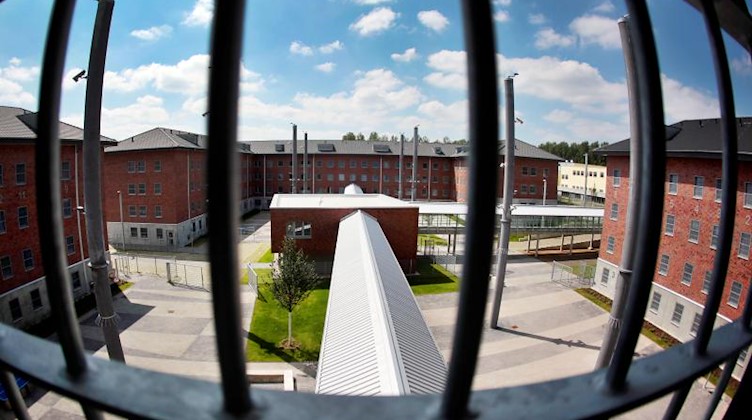 Blick aus einer Zelle in der Justizvollzugsanstalt Wuppertal-Ronsdorf (Nordrhein-Westfalen). Foto: Oliver Berg/dpa/Archivbild