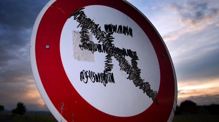 Auf einem «Durchfahrt verboten»-Schild ist ein durchgestrichenes Hakenkreuz zu erkennen. Foto: Arno Burgi/zb/dpa/Archivbild